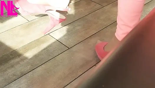 pakai sepatu hak tinggi di bar