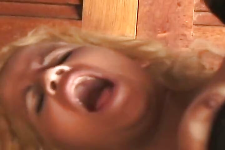 Peituda loira prostituta gosta de facial depois de foda anal no chão
