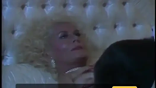 Geile weibliche eltern in sexy dessous reitet steinharten schwanz in einer dampfigen sexcapade im schlafzimmer