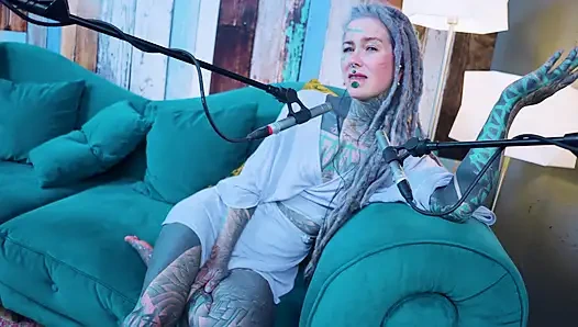 Aku berbicara tentang G - Grattitude- ASMR podcast SFW berbicara dengan gadis kurus gothic model tato rambut gimbal