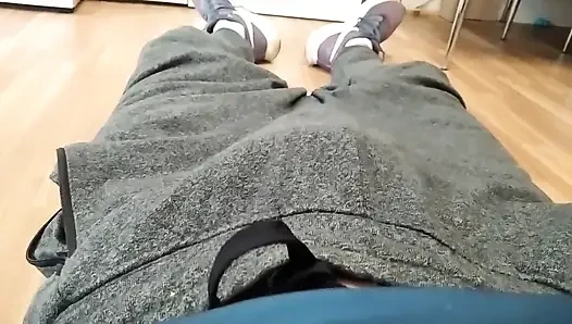 Adam spor salonundan geri geldi ve güzel büyük tıraşlı yarağına mastürbasyon yaptı!