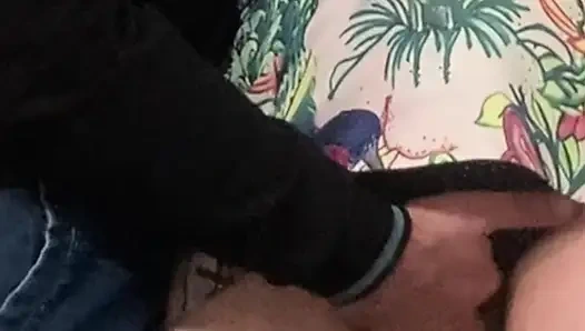 Aldatan evli kadın kalabalık bir metroda mastürbasyon yapıyor