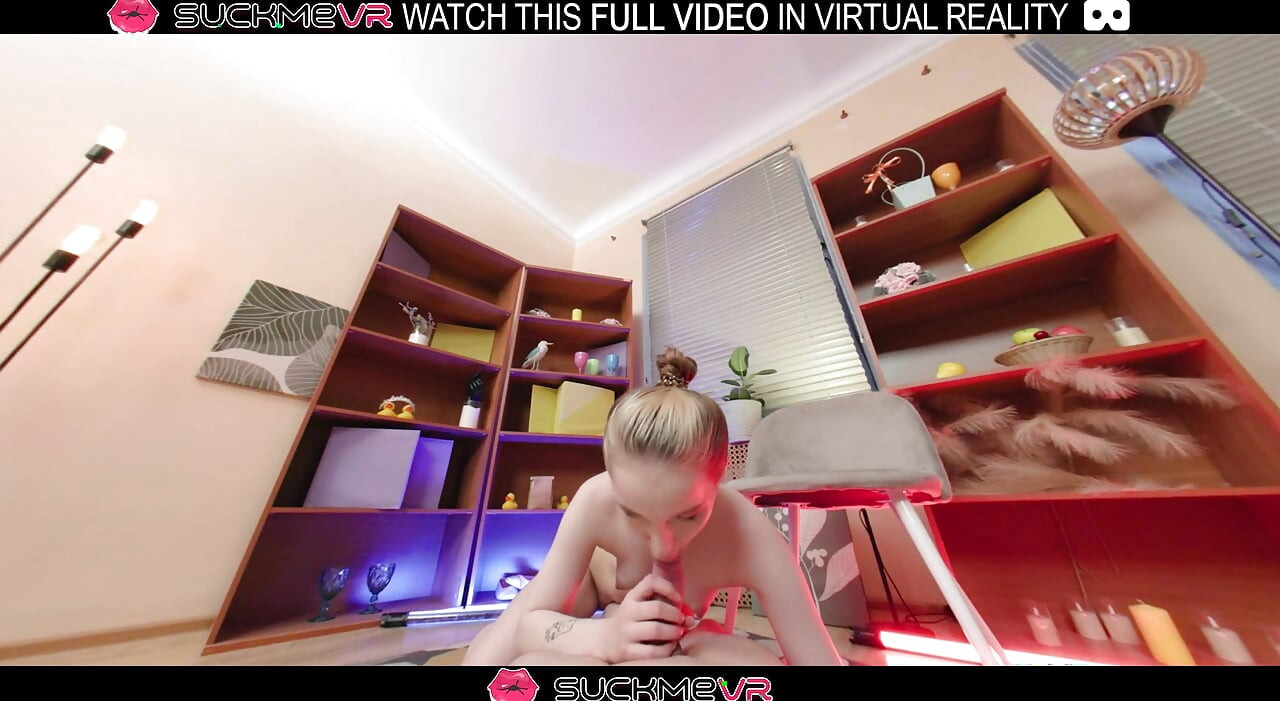 A lenyűgöző szőke Molly Stone nyög, miközben jól baszik VR-ben.