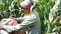 Indiano sexo a três gay - um trabalhador rural e um fazendeiro que emprega o trabalhador fazem sexo em um campo de milho - filme gay com áudio hindi