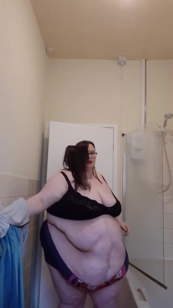 SSBBw neckt vor der dusche