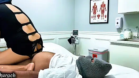 Горячая медсестра пришла к пациенту и трахнула его