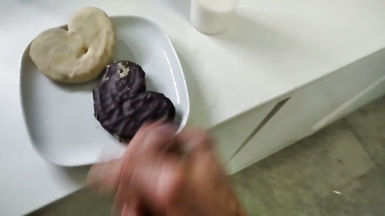 Garçon très coquin, je prépare un petit-déjeuner spécial pour vous, lait et palmiers avec de la crème de sperme