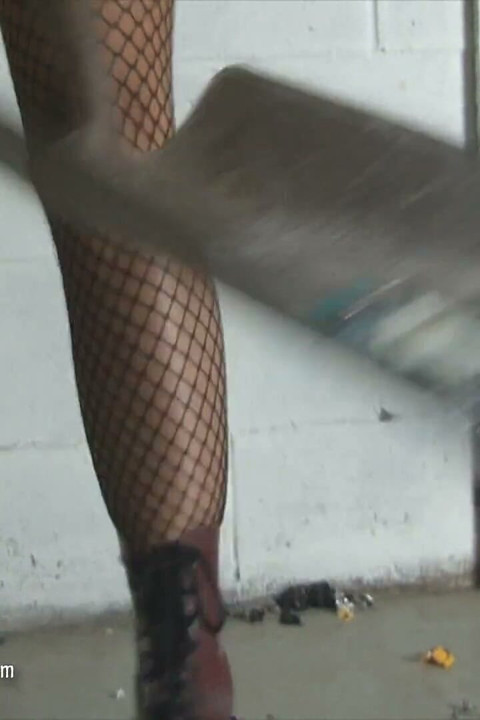 Fată punk cu pasiune în mașină cu Doc Martens