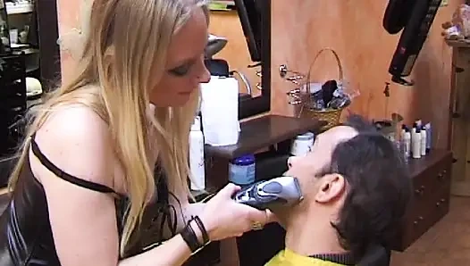 Fransız kuaför iş yerinde amını siktiriyor