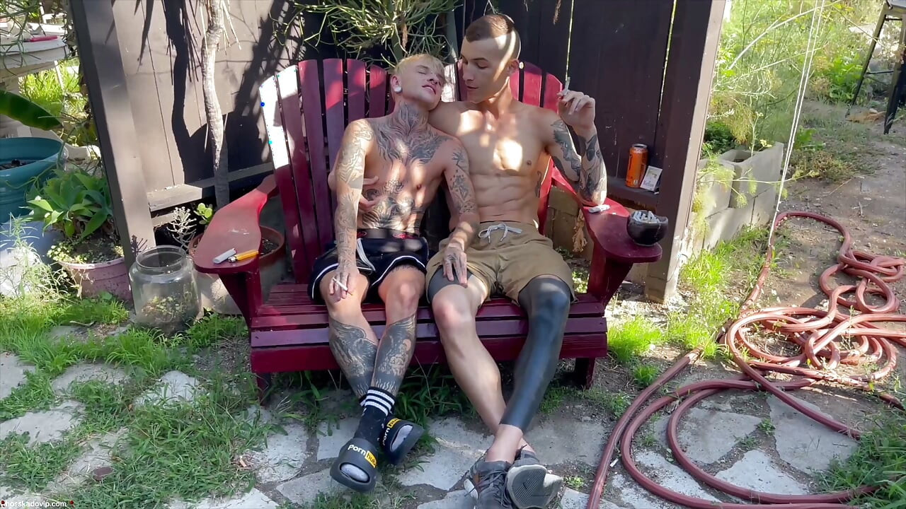 Seks POV Outdoor yang Penuh Gairah Hoss Kado Meniduri Austin Spears Kontol Besar Daddy Blonde FTM Trans Man Twink
