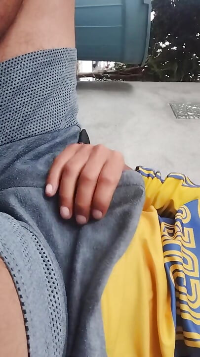 رجل يسخن ويستمني تحت ملابسه