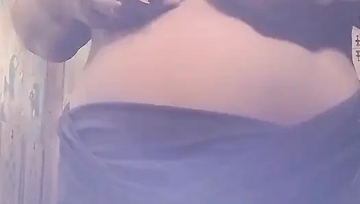 Моя Мачеха Показывает Свои Сиськи Мне, Пока Я Смотрю