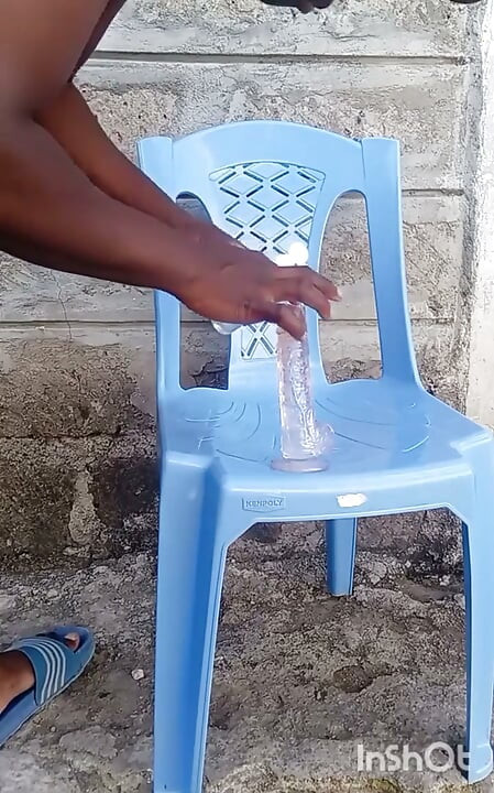 Cuzao Preto Fodendo o Cuzinho com um Consolo Lá Fora