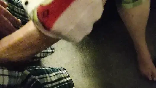 Kitty si cewek hot rambut pink lagi asik ngocok kontol dengan kaus kaki