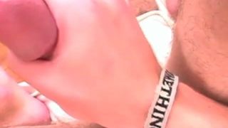 Un gay amateur exhibe sa bite et se branle passionnément