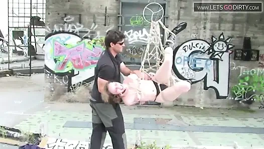 Sarışın genç kız bağlanıyor ve iplerle asılıyor