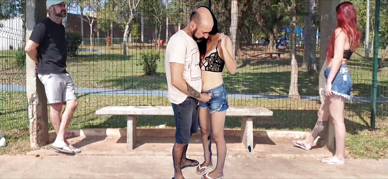 人混みの中でのセックス バス停で たくさんの狂気