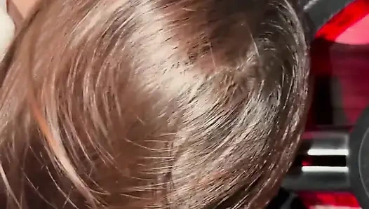 Si cewek alim ini ngasih kejutan yang nggak terduga di luar ruangan