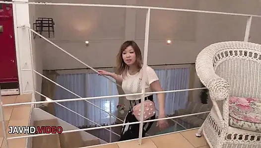 Грудастая зрелая наслаждается интенсивным азиатским кримпаем, последние моменты