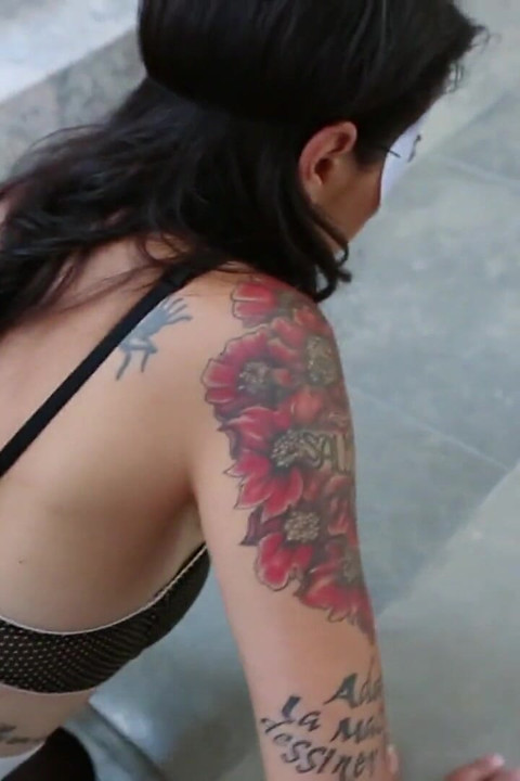 Brunette babe får sin stramme røv ødelagt af en ældre dominerende mand