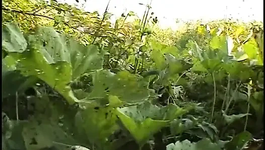 Büyük memeli sarışın olgun amcık oynuyor ve muzla sikiyor