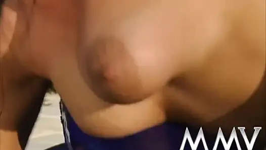 Esmer genç kız havuzda sikişiyor