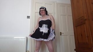 Sexy morena esposa en uniforme de mucama francesa bailando striptease