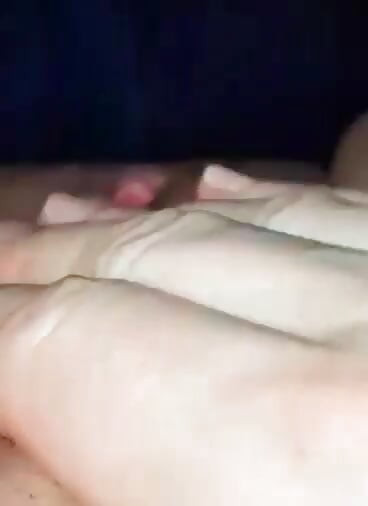 Dedo me fodendo e esguichando