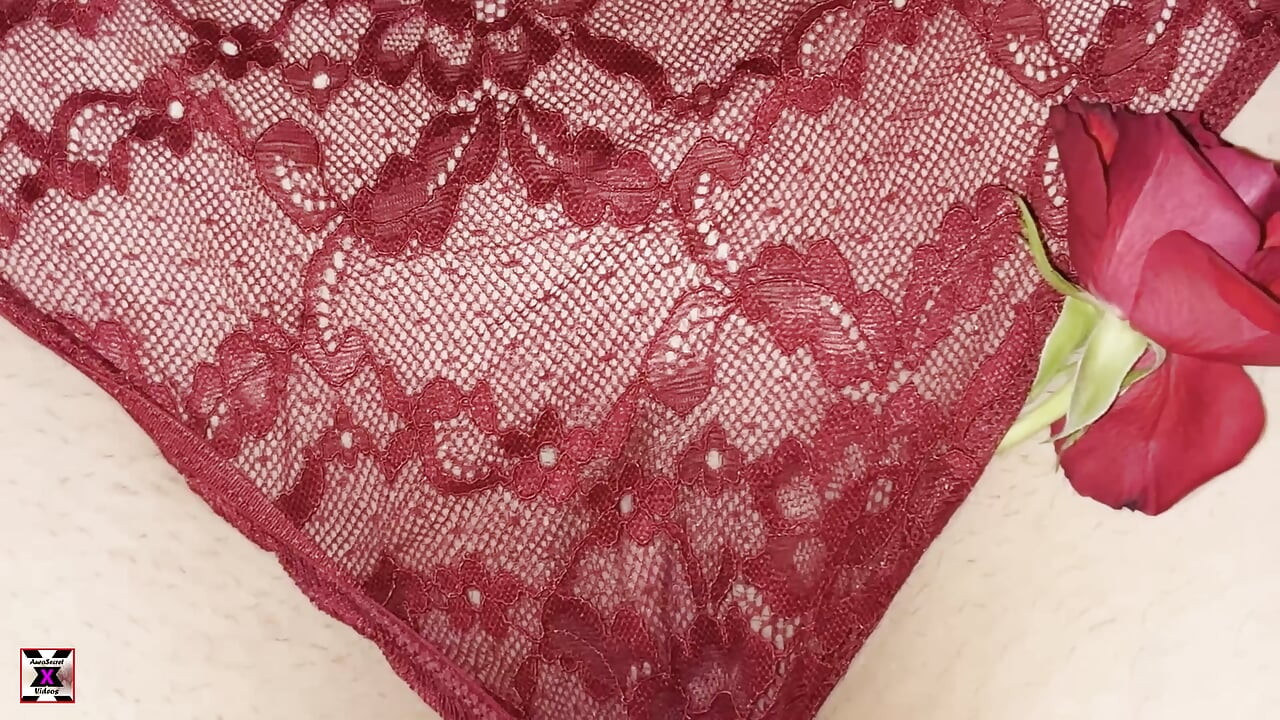 Sie hat es wirklich genossen, unter den Rosenblättern und dann unter meinem sperma zu sein.