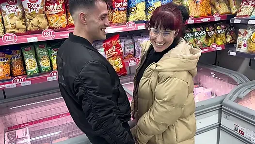 Das Mädchen aus dem Supermarkt packt mich an der Rübe