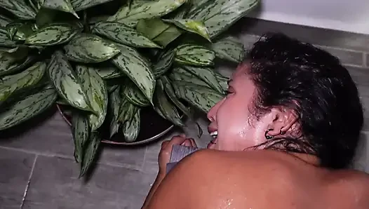 Bakış açısı anal fışkırtma kraliçesi tekrar yapıyor!  Götünü açık bıraktıktan ve susuzluğunu giderdikten sonra