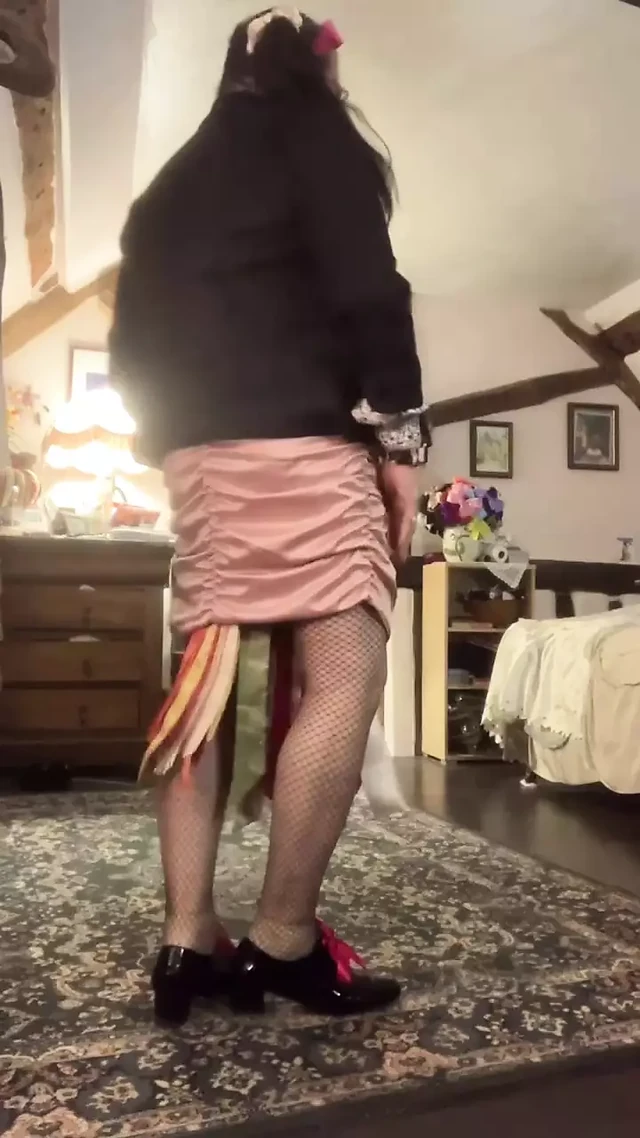 Dressed with a pink bodycon skirt for a night out