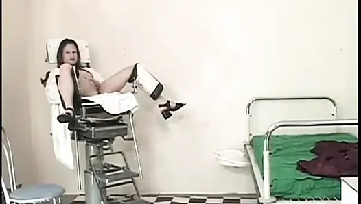 Два бисексуальных медсестры шаловлива с молодой крошкой у доктора