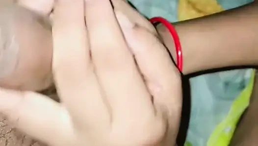 Büyük yaraklı azgın genç arkadaş için sakso ve mastürbasyon