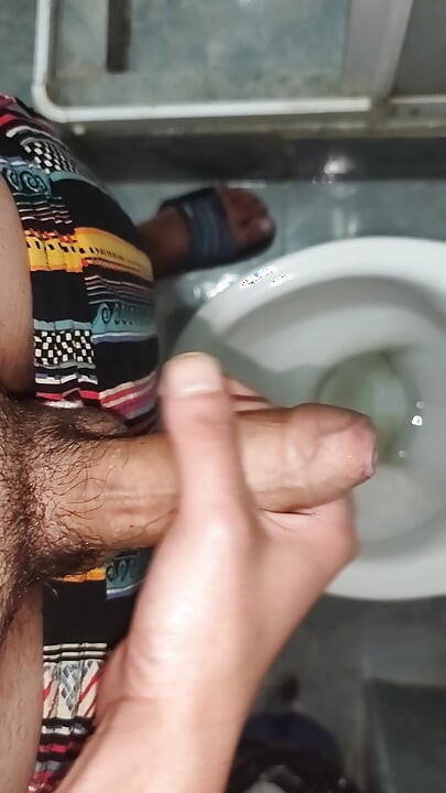 Schöner twink wichst in einer toilette