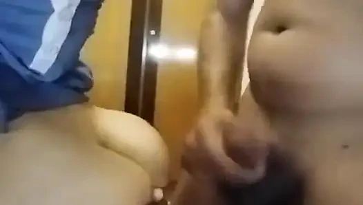 Genç gluttonous tüm sütümü istiyor. Video amatör