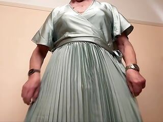 プリーツドレスを着て楽しんでいます。
