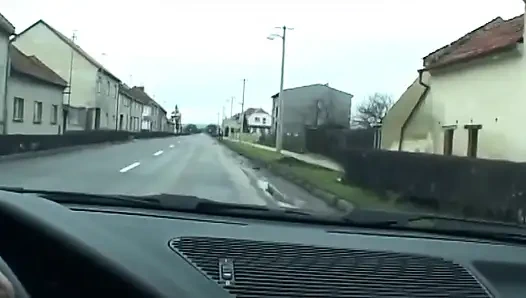 Пирсингованная киска, дилдо, растягивание, сквирт в машине