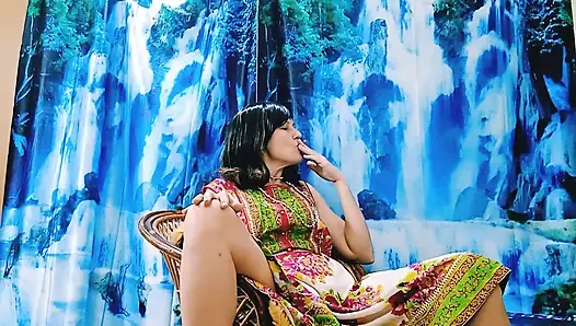 Güzel orta yaşlı seksi kadın derine inmeyi seviyor