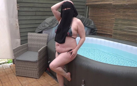 Sexy esposa peituda tirando a roupa em niqab e biquíni de corda