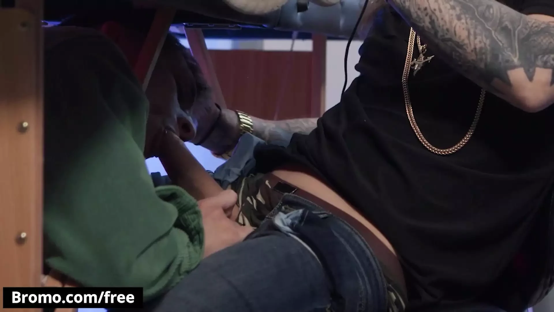 Theo Brady sostiene la mano de su novio en su cita de tatuaje pero secretamente frota su pie contra la polla de Inker - Bromo