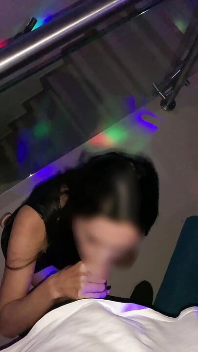 ナイトクラブで可愛い女の子と激しいセックス