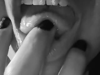 Chupando o dedo, brincando com a língua, fixação oral