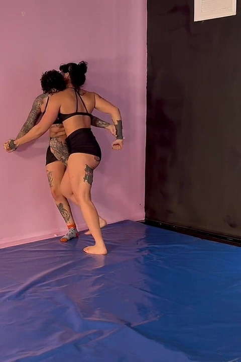 2 Hot Girls Grappling