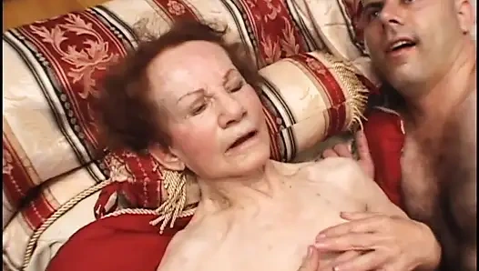 Yaşlı ve genç üçlü grup seks orta yaşlı seksi kadın sikişiyor