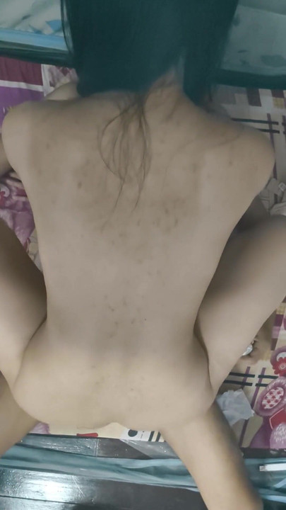 Awek semula jadi menunggang zakar di katil saya | Klip 1