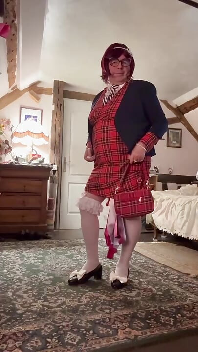 저녁을 위해 작은 격자 무늬 드레스를 입고