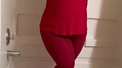 Гаряча дівчина відчайдушно хоче пописати в вузькі червоні штани для йоги