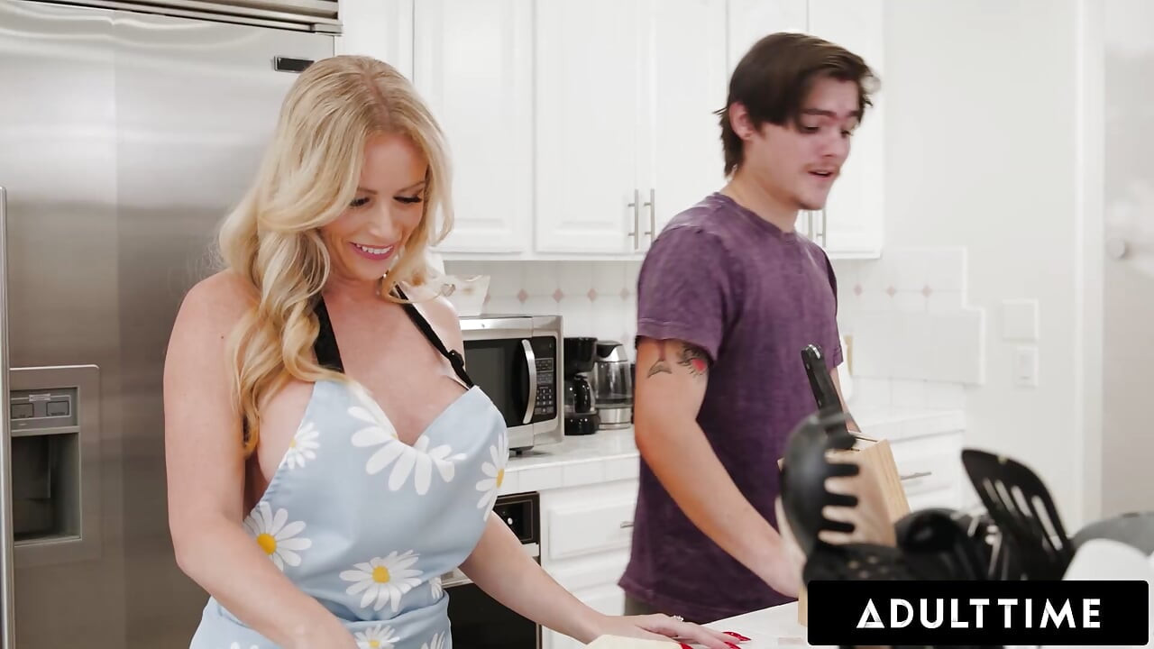 Adult time - el bikini y las bragas perdidas de la milf despistada Danielle Renae empujan a su hijastro a follarla