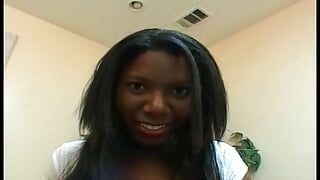 Zwarte babe speelt met haar natte poesje op de bank tijdens een porno-interview